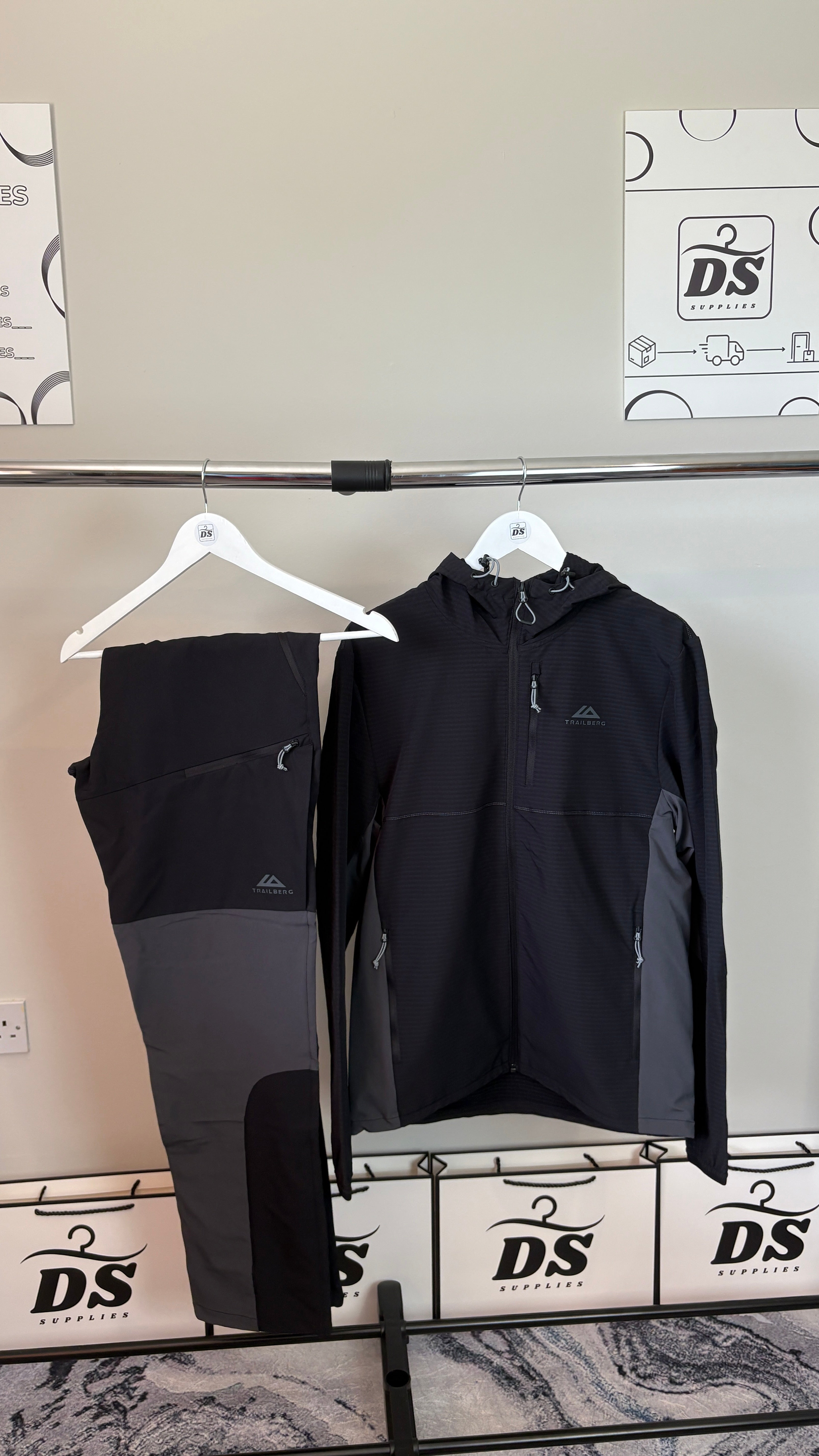 TRAILBERG TOUR TRACKSUIT - BLACK/GREY