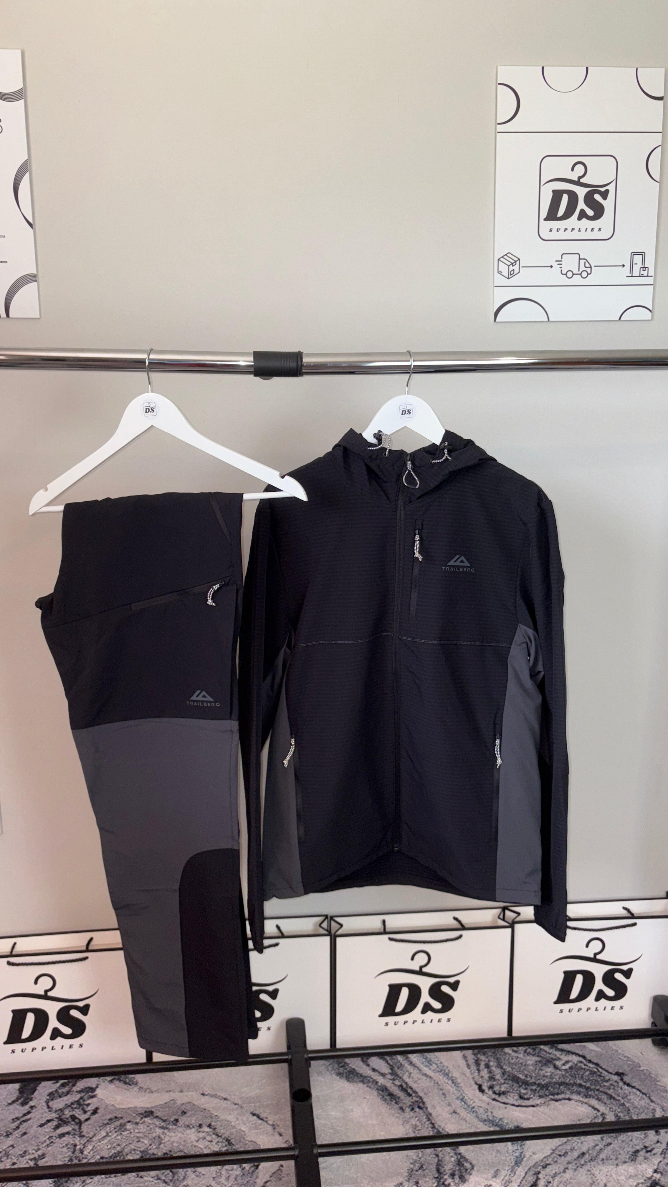 TRAILBERG TOUR TRACKSUIT - BLACK/GREY