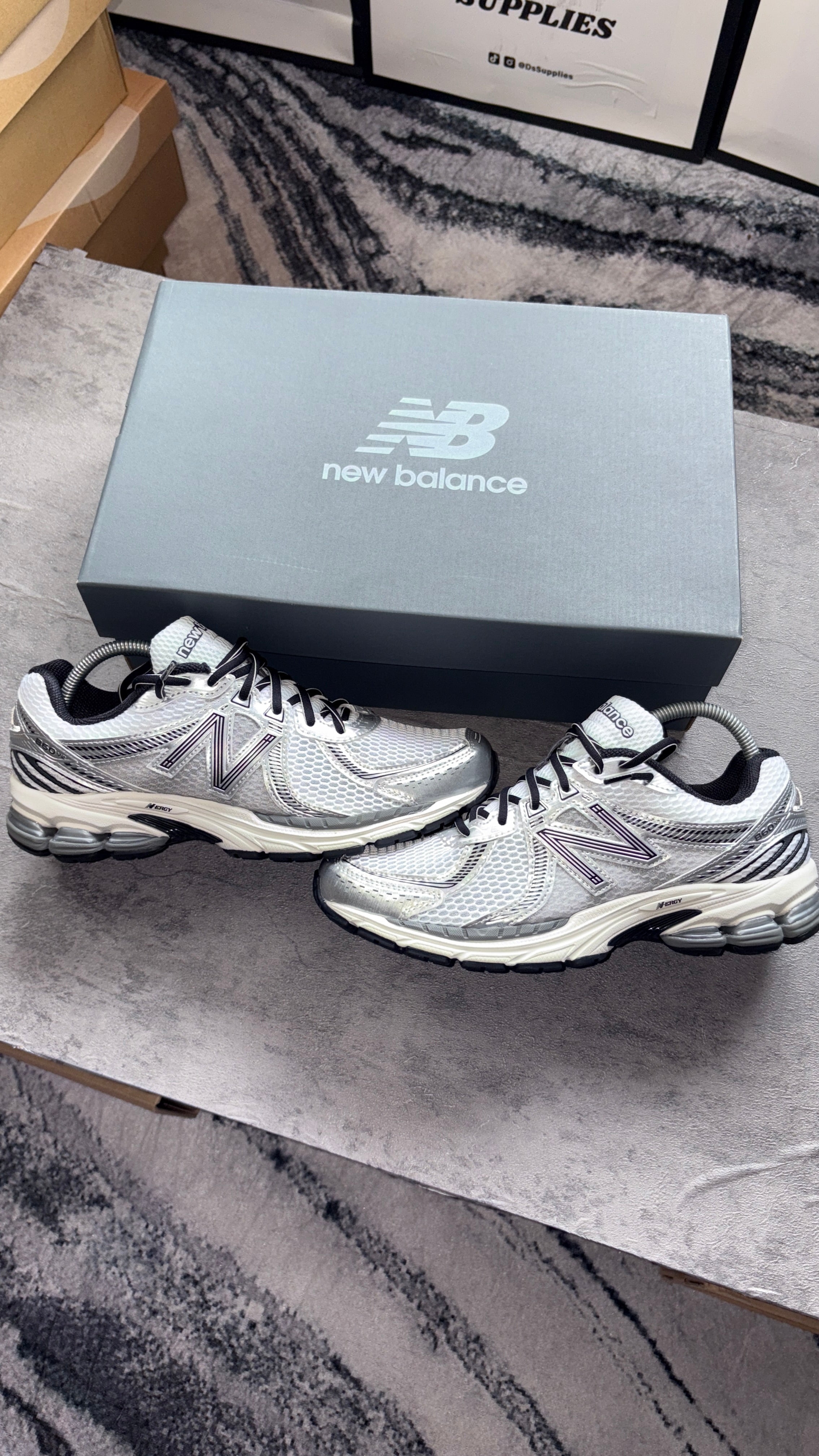 New Balance 860v2-White/Silver/Black