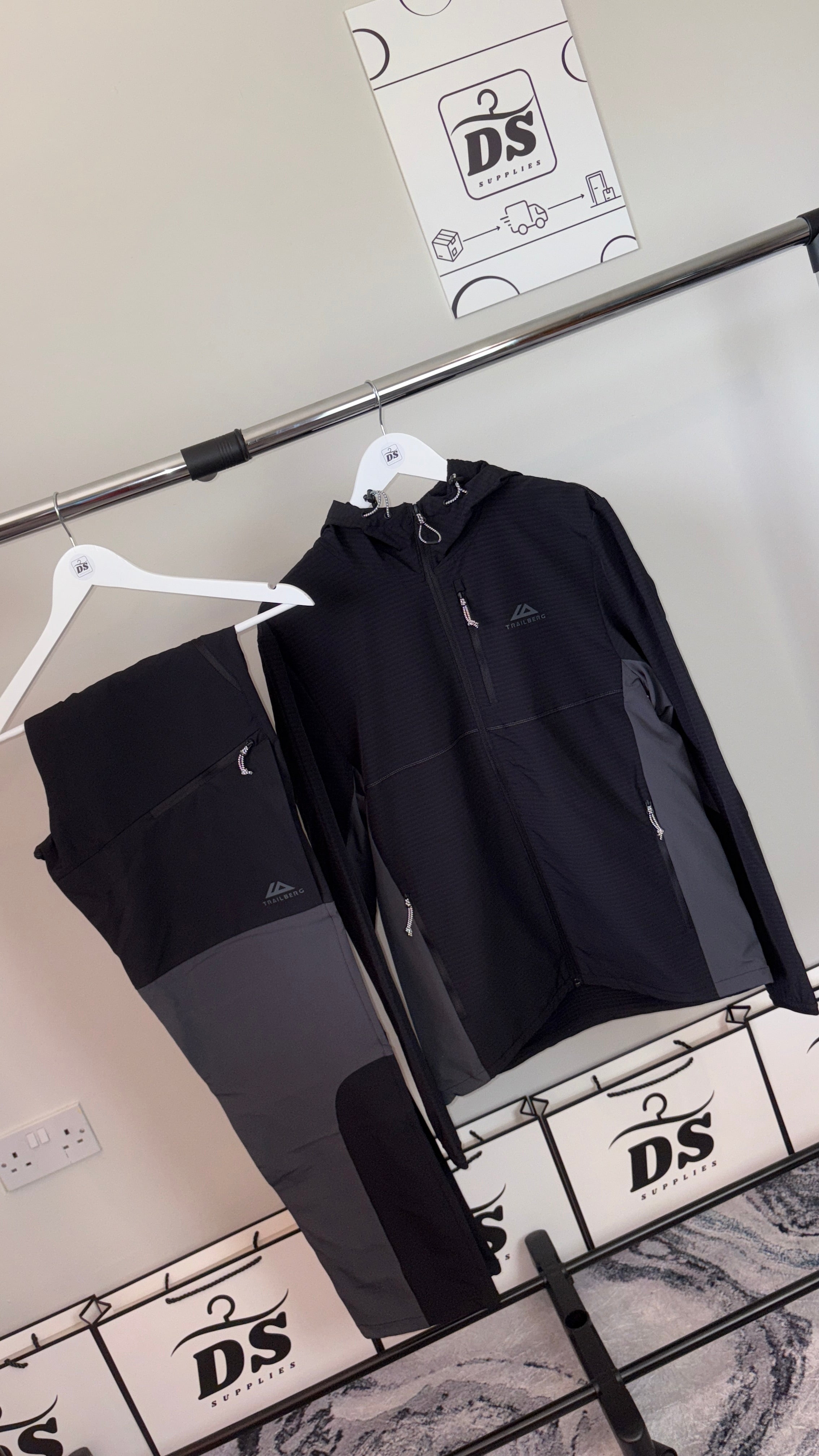 TRAILBERG TOUR TRACKSUIT - BLACK/GREY