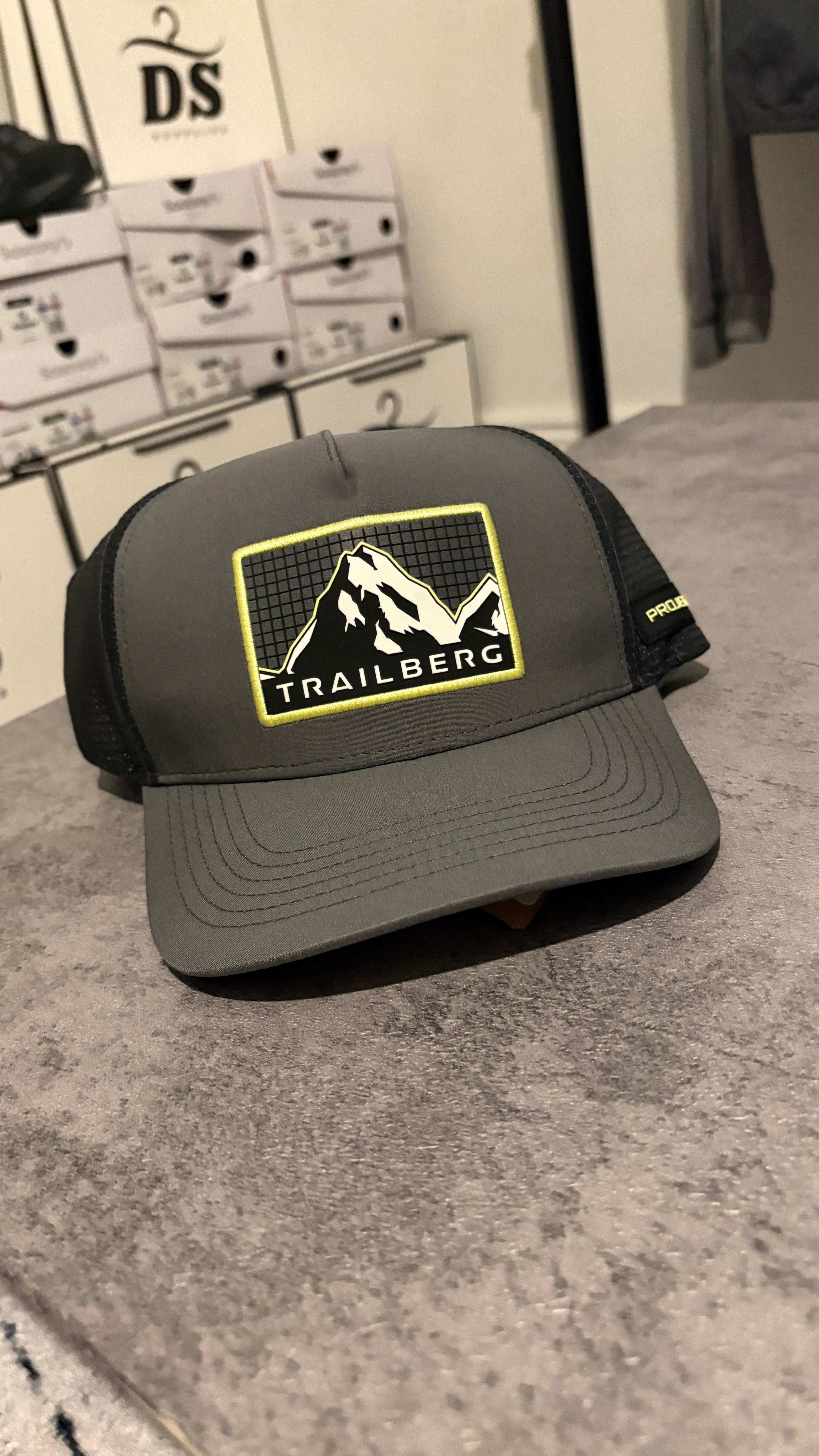 TRAILBERG TRUCKER CAP -GREY/WHITE/NEON HAT