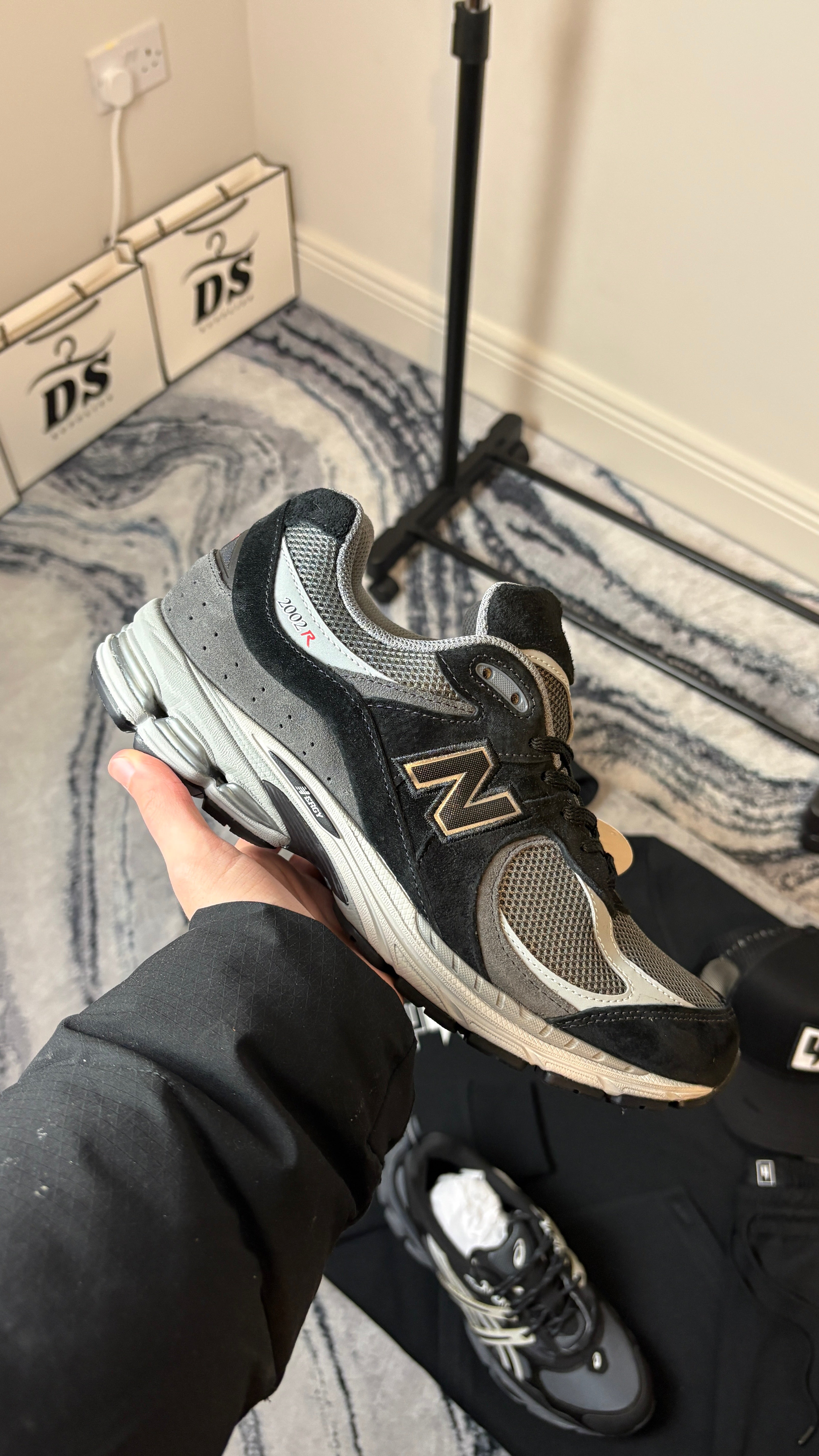 NEW BALANCE 2002R - BLACK/GREY/WHITE