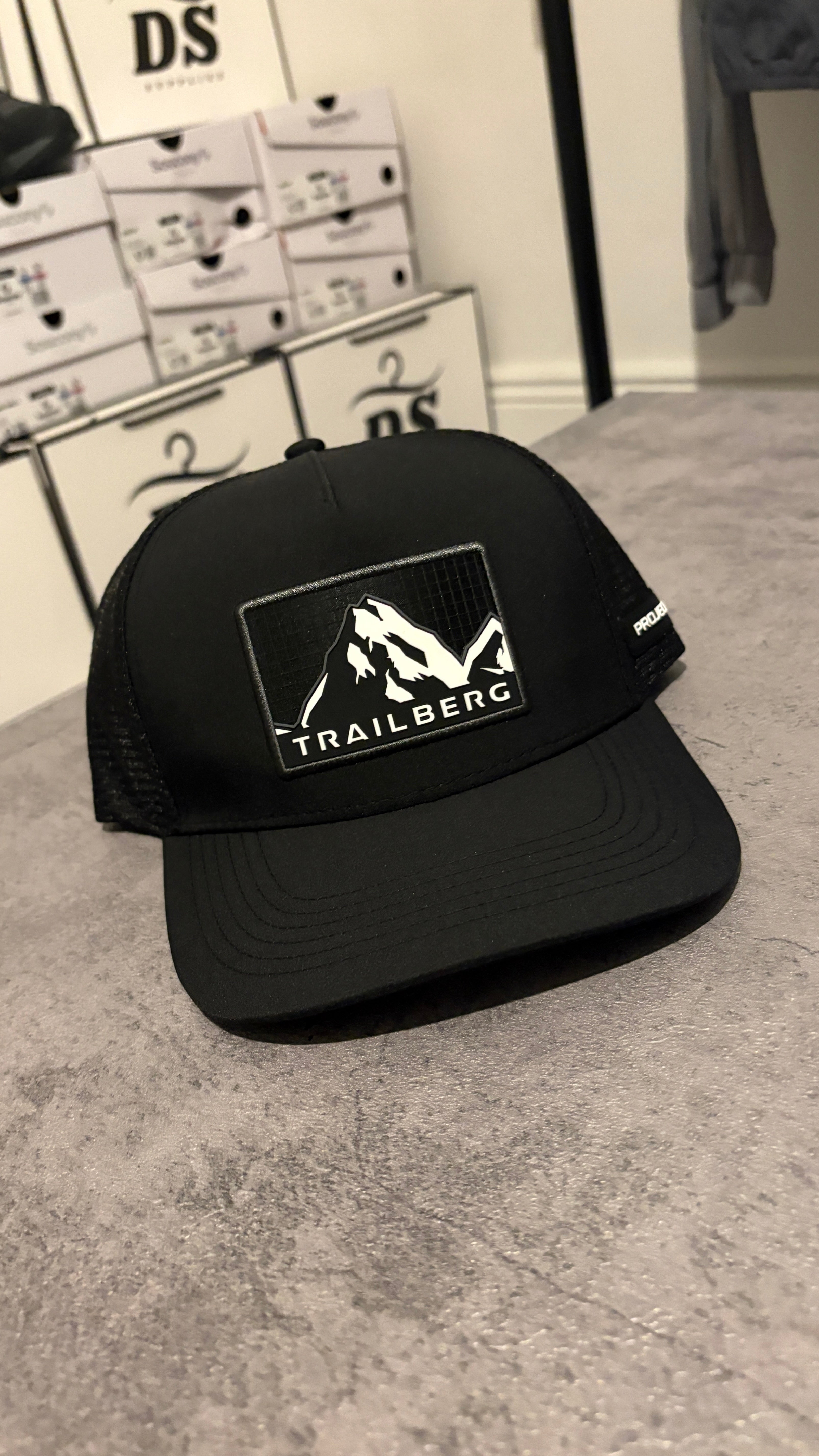 TRAILBERG TRUCKER CAP - BLACK/WHITE HAT
